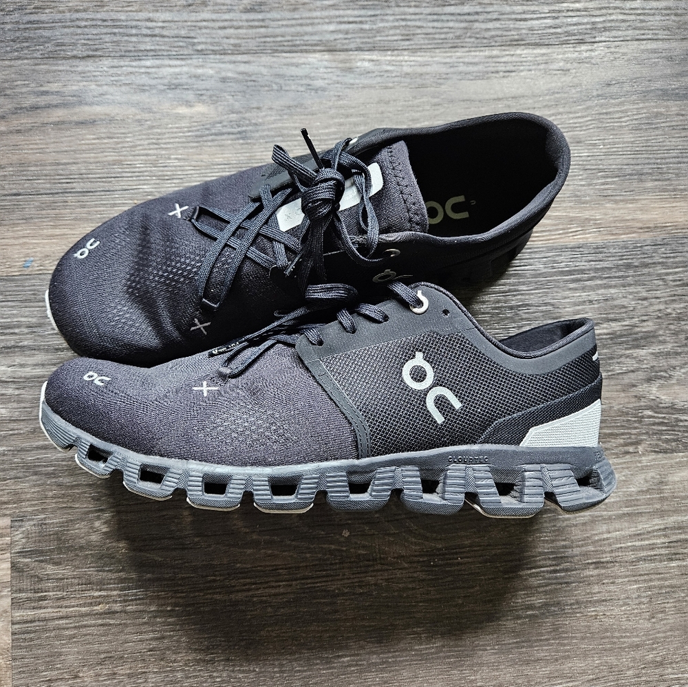 On Cloud black mens shoes sz 10